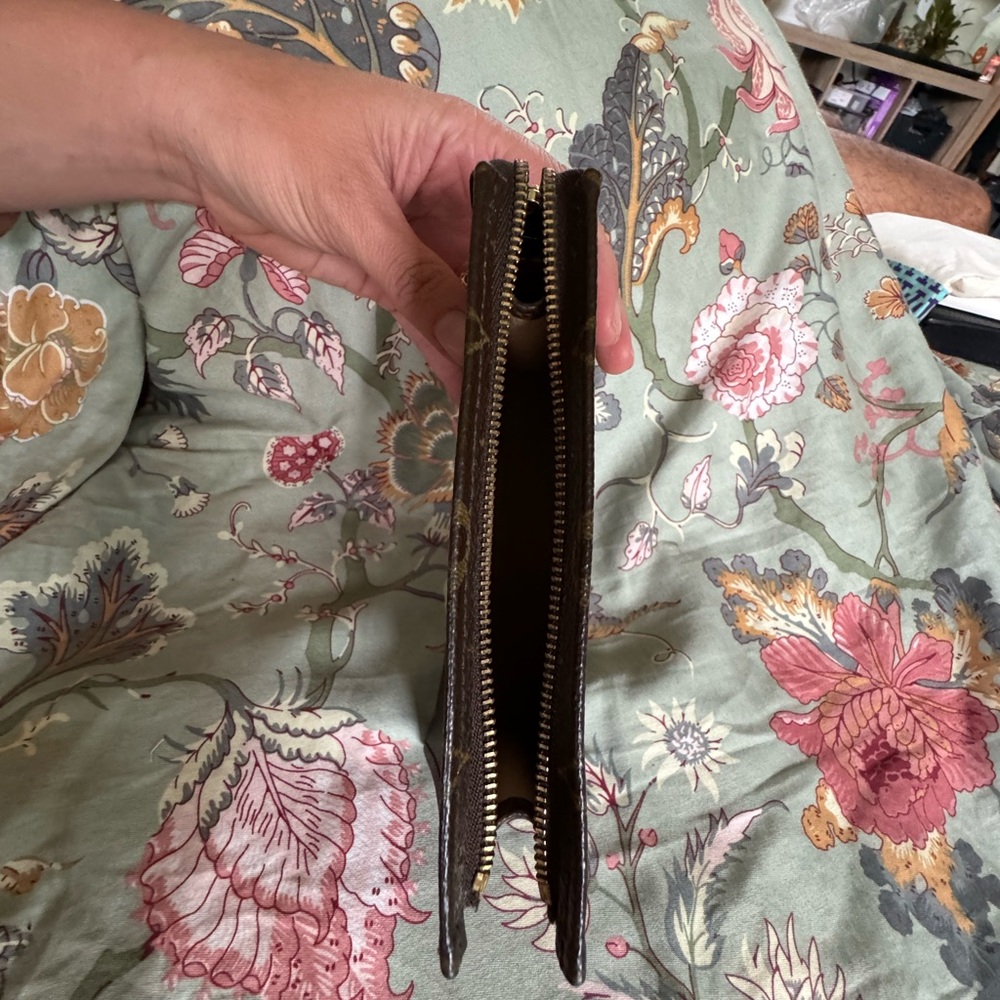Louis Vuitton small toilet pouch - Picture 8 of 10